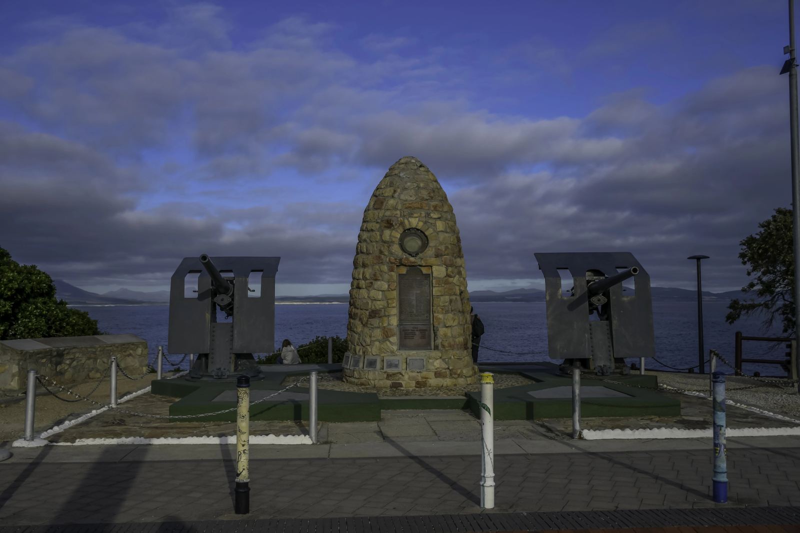 Kriegsdenkmal mit zwei Geschützen am Gearing's Point in Hermanus unter Wolken